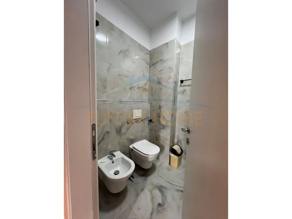 Tirane, jepet me qera apartament 2+1+Ballkon+Post Parkimi, Kati 5, 100 m² 850 €, Rezidenca Clover,  (Fusha e Aviacionit)