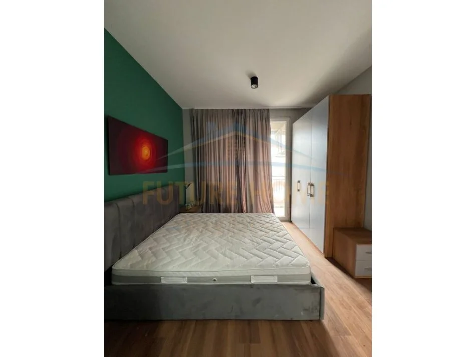 Tirane, jepet me qera apartament 2+1+Ballkon+Post Parkimi, Kati 5, 100 m² 850 €, Rezidenca Clover,  (Fusha e Aviacionit)
