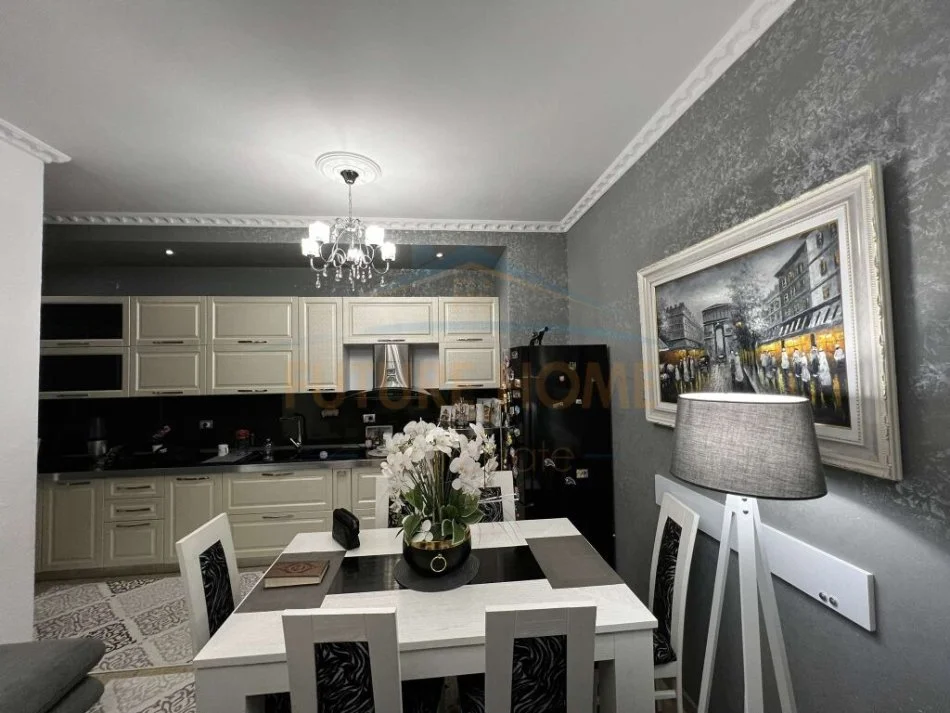 Tirane, shitet apartament 2+1 Kati 2, 105 m² 140.000 € (Fresku)