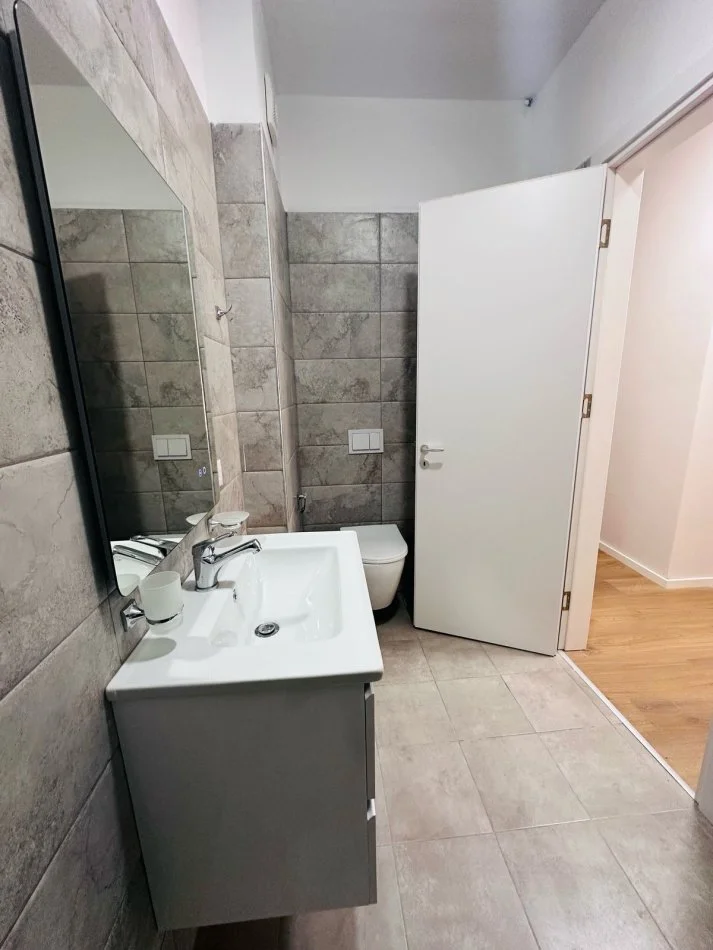 Tirane, jepet me qera apartament 2+1+Ballkon Kati 2, 130 m² 650 € 