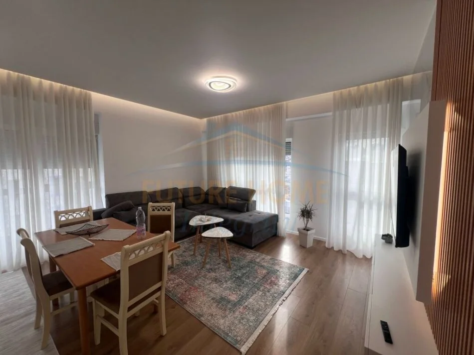 Tirane, jepet me qera apartament 2+1 Kati 7, 550 € (Ali dem)