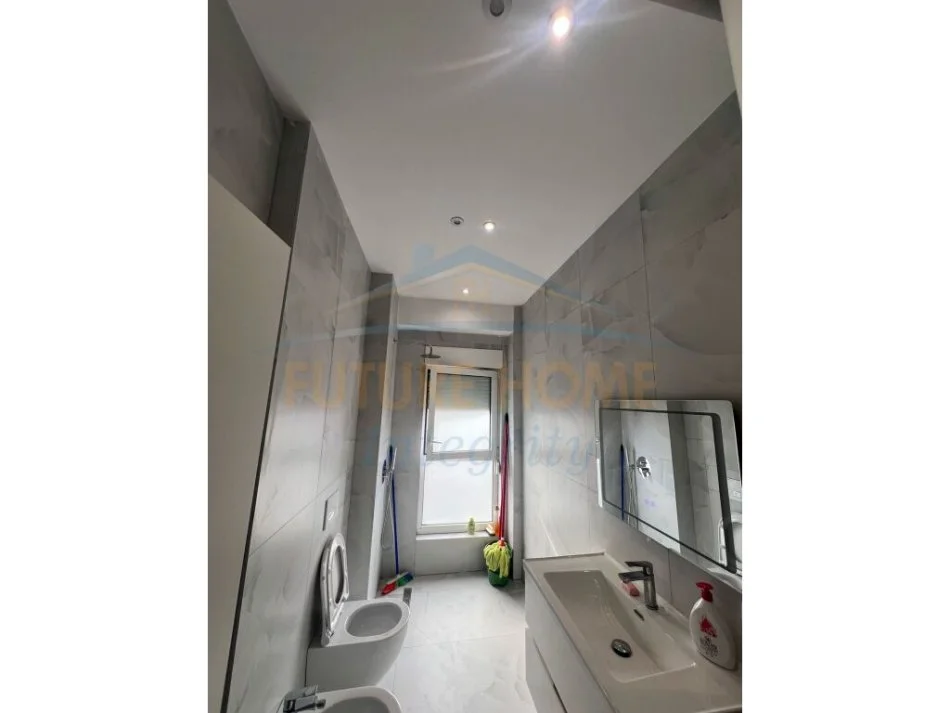 Tirane, jepet me qera apartament 2+1 Kati 7, 550 € (Ali dem)