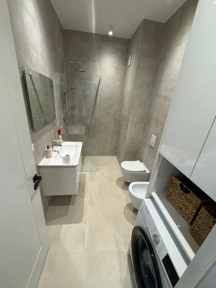Tirane, jepet me qera apartament 2+1+Ballkon Kati 4, 94 m² 1000 € (Galeria Qender)