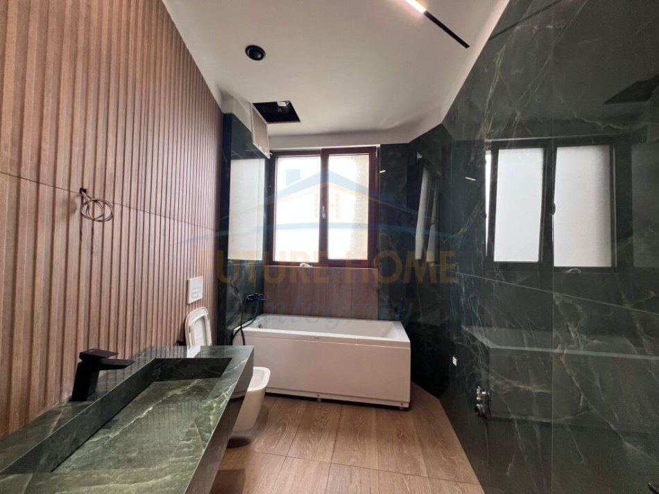 Tirane, jepet me qera apartament 3+1 Kati 2, 164 m² 2.000 € (Green Valley, Liqeni i Thate)