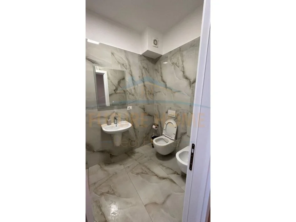 Tirane, jepet me qera apartament 1+1+Ballkon Kati 6, 76 m² 500 € (Grand Gallery)