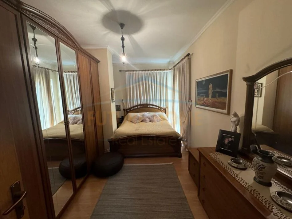 Korce, shitet apartament 2+1+Ballkon Kati 3, 96 m² 94.000 € (Pedonale, Korçë)