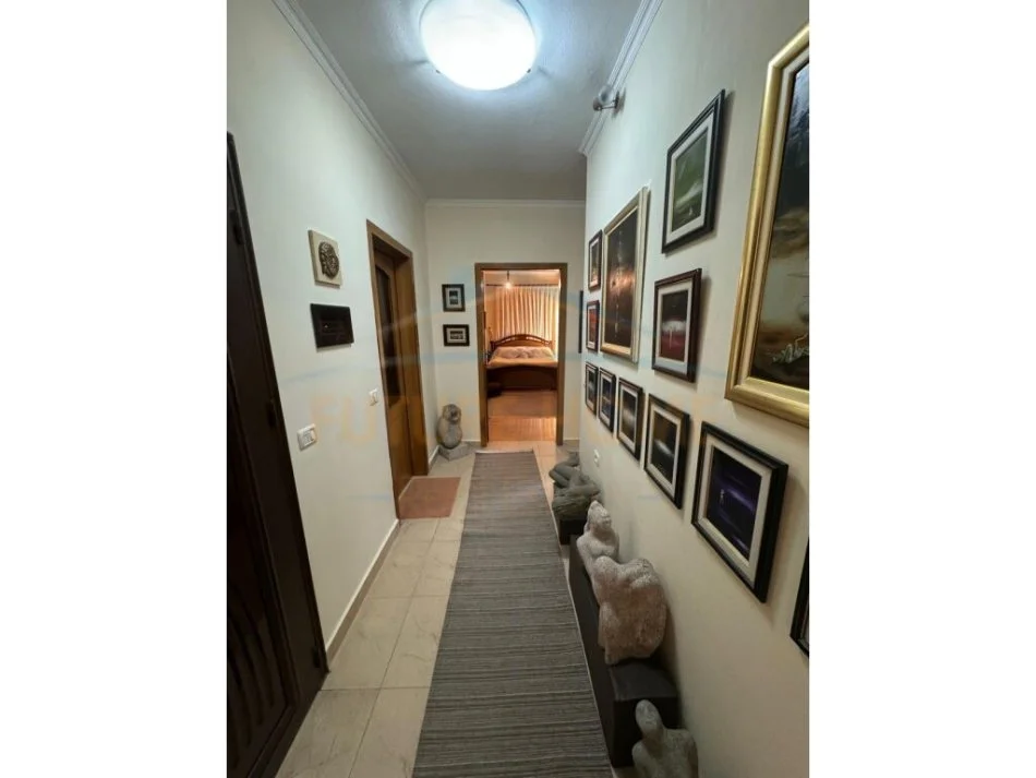 Korce, shitet apartament 2+1+Ballkon Kati 3, 96 m² 94.000 € (Pedonale, Korçë)