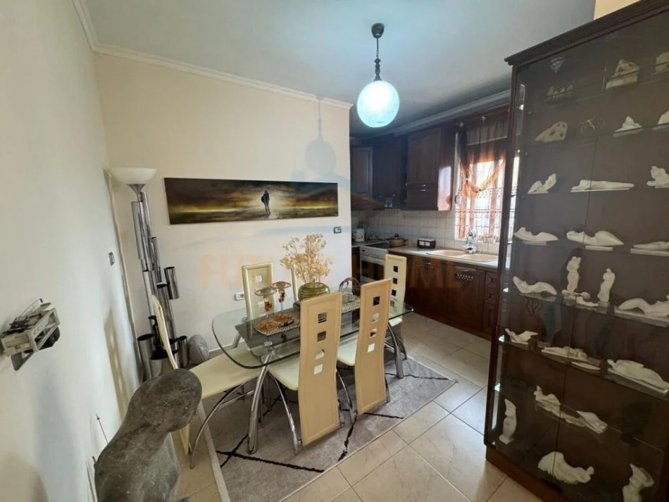 Korce, shitet apartament 2+1+Ballkon Kati 3, 96 m² 94.000 € (Pedonale, Korçë)