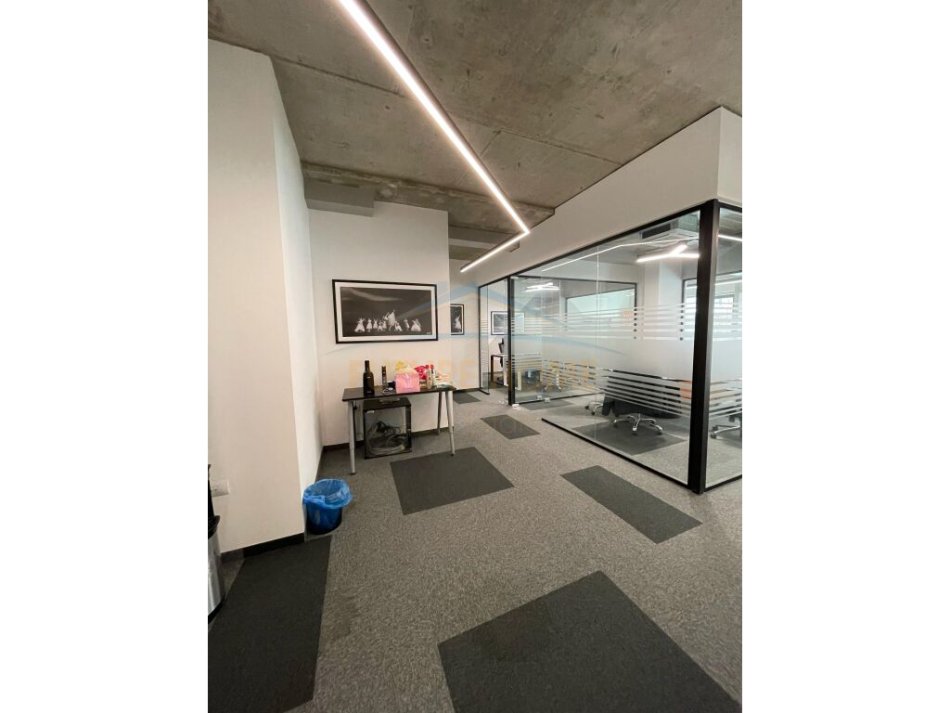 Tirane, jepet me qera zyre Kati 2, 122 m² 1.800 € (Rruga e Kosovarve)