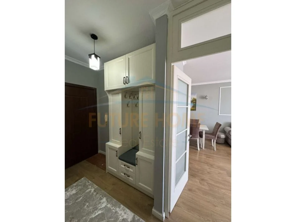 Tirane, jepet me qera apartament 2+1+Ballkon Kati 8, 100 m² 550 € (Yzberisht)