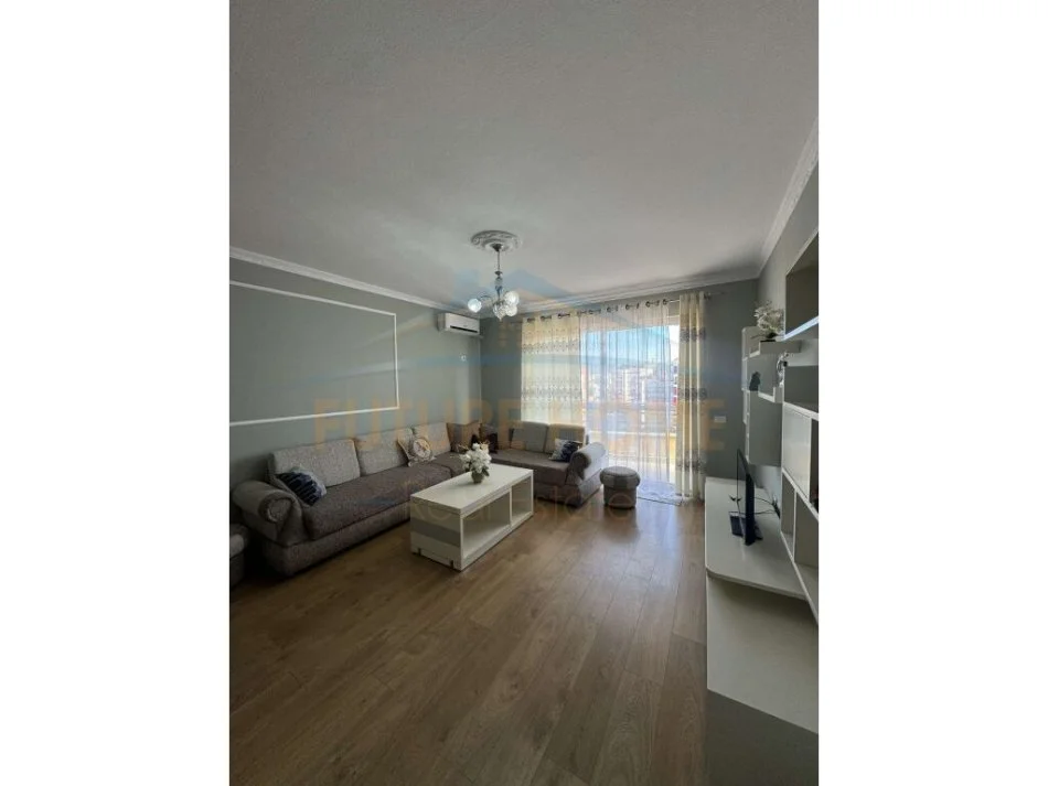 Tirane, jepet me qera apartament 2+1+Ballkon Kati 8, 100 m² 550 € (Yzberisht)