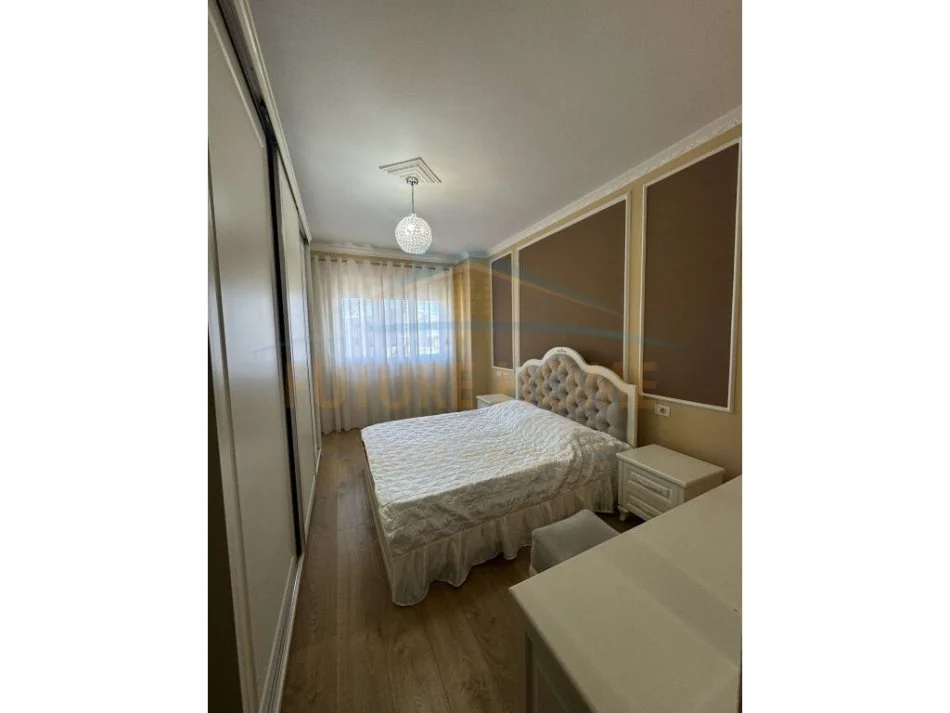 Tirane, jepet me qera apartament 2+1+Ballkon Kati 8, 100 m² 550 € (Yzberisht)