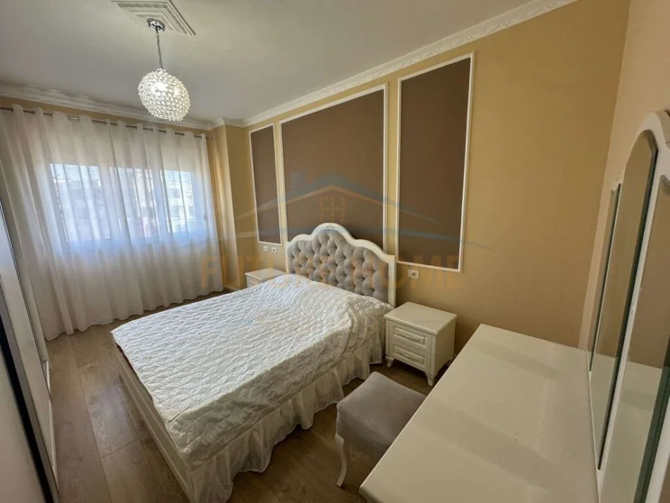 Tirane, jepet me qera apartament 2+1+Ballkon Kati 8, 100 m² 550 € (Yzberisht)