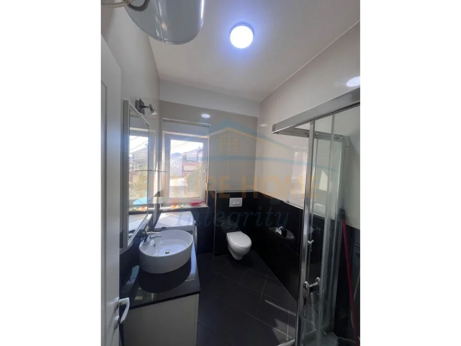 Tirane, jepet me qera apartament 1+1 Kati 2, 67 m² 550 € (Residenca Touch Of The Sun, Sauk)