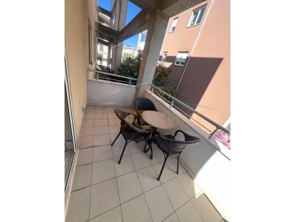 Tirane, jepet me qera apartament 1+1 Kati 2, 67 m² 550 € (Residenca Touch Of The Sun, Sauk)