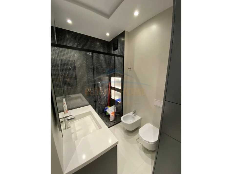 Tirane, jepet me qera apartament 2+1+Ballkon Kati 12, 75 m² 950 € (Tirana Garden Building)