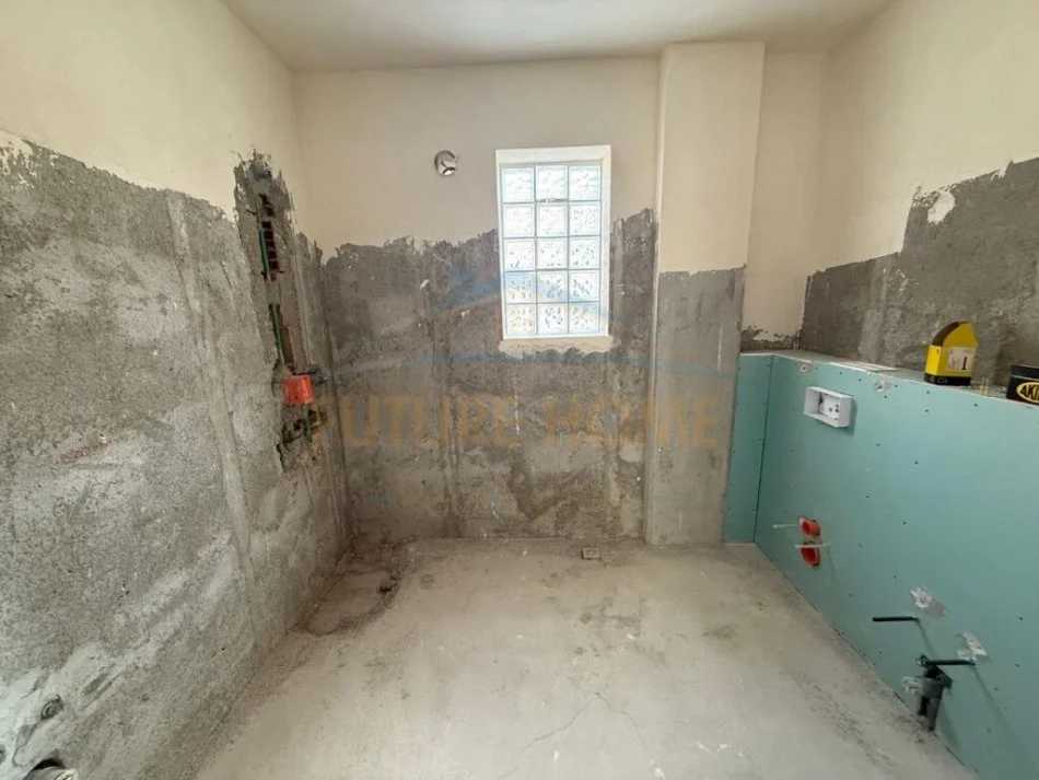 Korce, shitet apartament 3+1+Ballkon Kati 3, 120 m² 118.000 € 