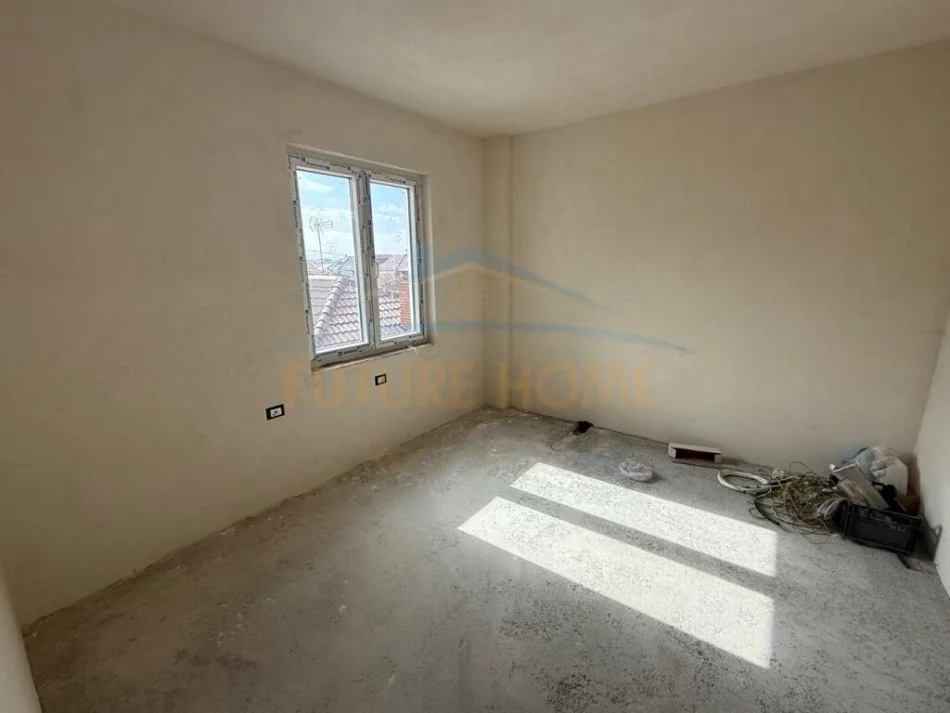Korce, shitet apartament 3+1+Ballkon Kati 3, 120 m² 118.000 € 