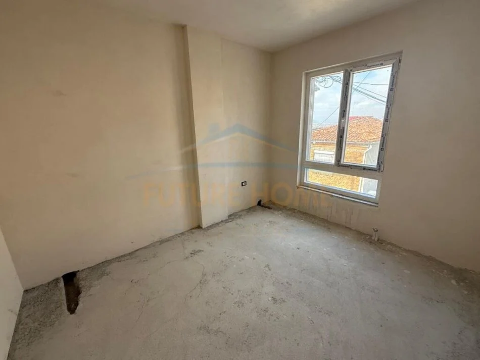 Korce, shitet apartament 3+1+Ballkon Kati 3, 120 m² 118.000 € 