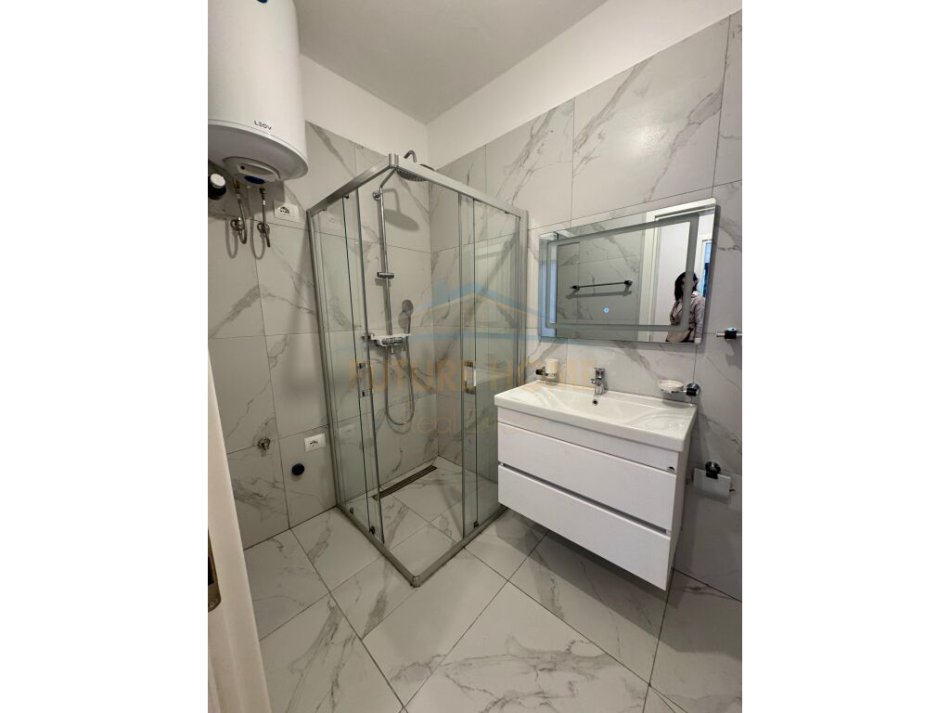Tirane, shitet apartament 2+1+Ballkon Kati 1, 130 m² 285.000 € (Liqeni)