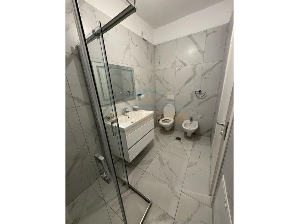 Tirane, shitet apartament 2+1+Ballkon Kati 1, 130 m² 285.000 € (Liqeni)