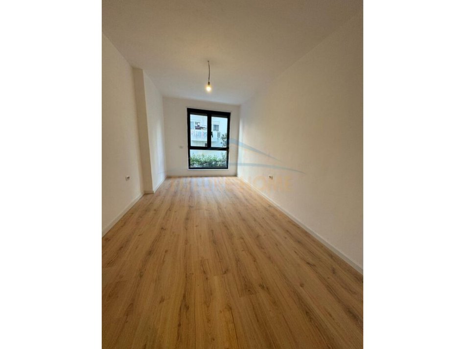 Tirane, shitet apartament 2+1+Ballkon Kati 1, 130 m² 285.000 € (Liqeni)