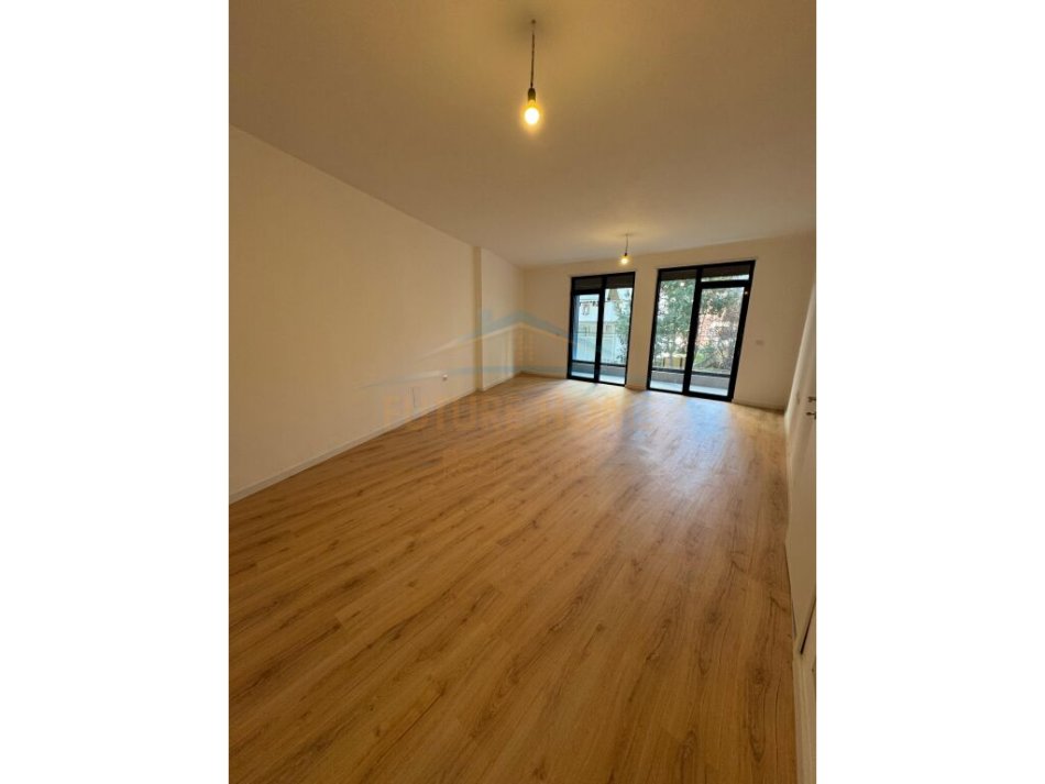 Tirane, shitet apartament 2+1+Ballkon Kati 1, 130 m² 285.000 € (Liqeni)