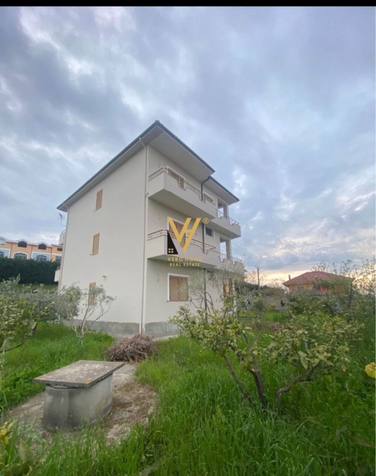 Tirane, shitet Vile 4 Katshe Kati 0, 800 m² 300.000 € (PICAR)