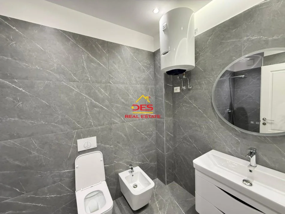 Vlore, jepet me qera apartament 1+1+Ballkon Kati 5, 70 m² 600 € (Rruga Sadik Zotaj)