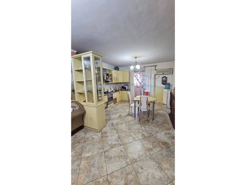 Durres, shitet apartament 2+1+Ballkon Kati 4, 140 m² (durres drejtoriA E POLICISE)