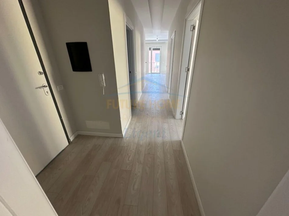 Tirane, shitet apartament 2+1+Ballkon Kati 2, 155 m² 250.000 € (Rose Garden Residence, Teg)