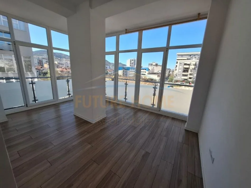 Tirane, jepet me qera ambjent biznesi Kati 2, 125 m² 1.500 € (Komuna e Parisit), OPP50185