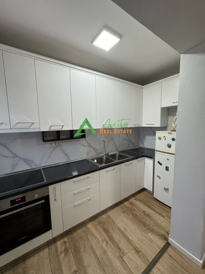 Tirane, jepet me qera apartament 1+1+Ballkon Kati 5, 70 m² 600 € (Myslym Shyri)