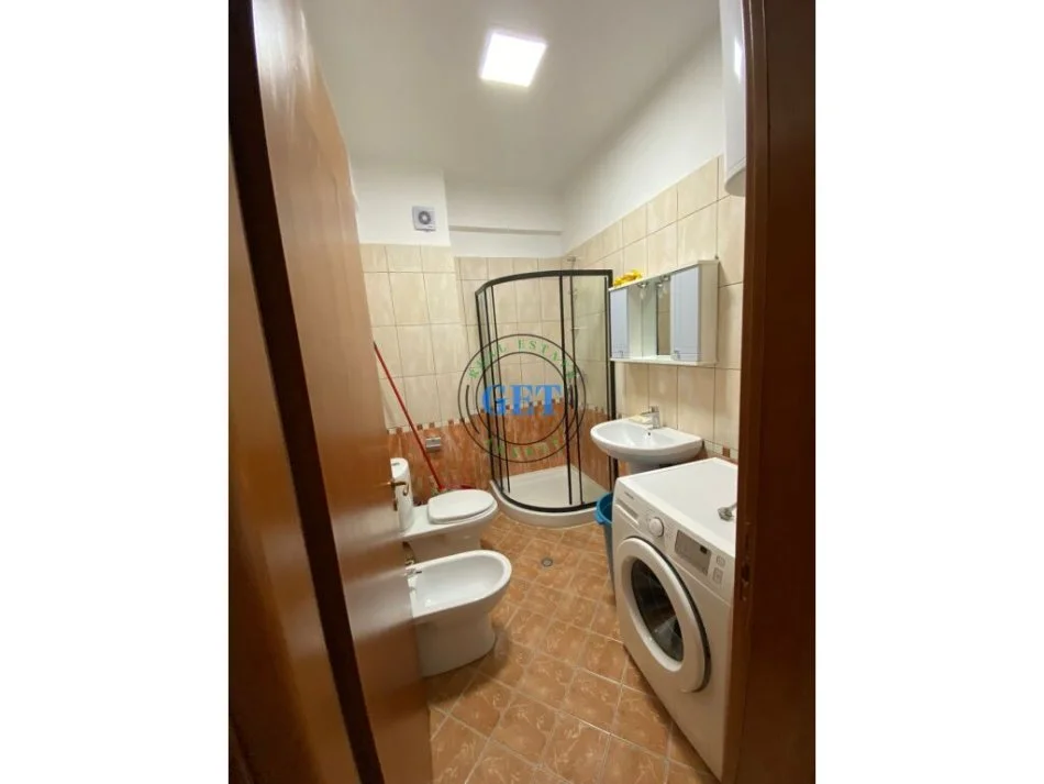 Durres, jepet me qera 2+1+Ballkon Kati 5, 94 m² 400 € (Shkembi , Kavajes)