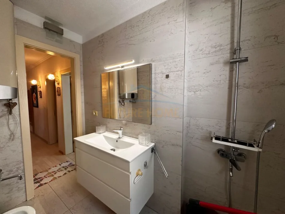 Tirane, jepet me qera apartament 2+1 Kati 4, 70 m² 700 € (Myslym Shyr)