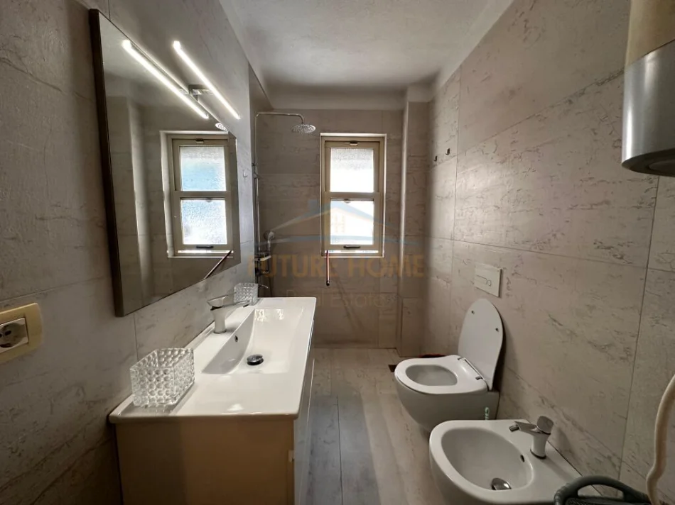 Tirane, jepet me qera apartament 2+1 Kati 4, 70 m² 700 € (Myslym Shyr)
