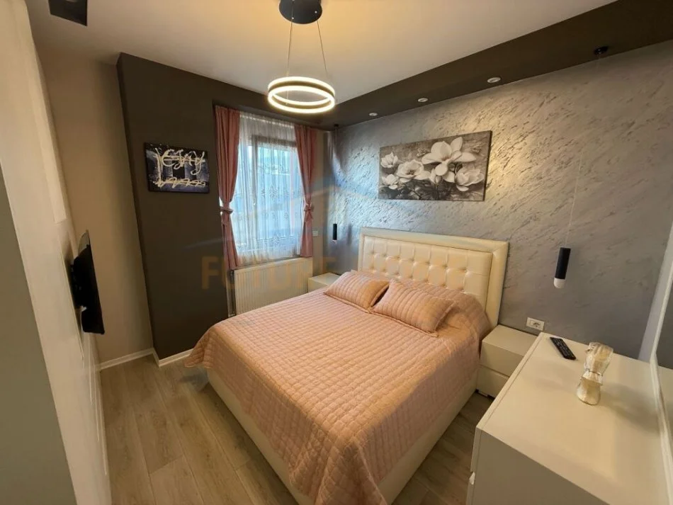 Korce, jepet me qera apartament 1+1+Ballkon Kati 7, 60 m² 400 € (Terminali, Korçë)