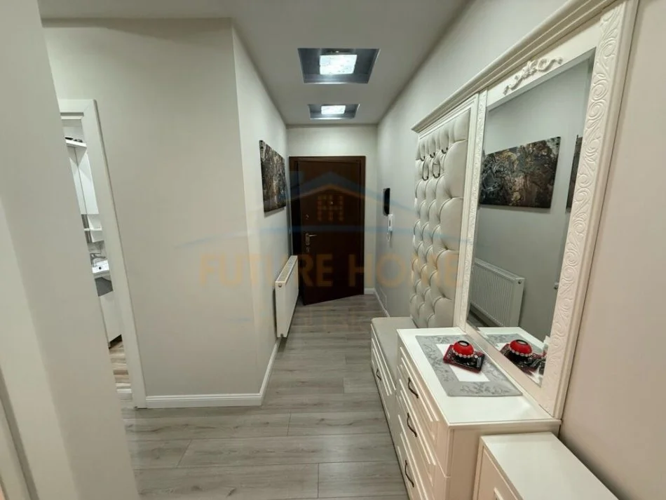 Korce, jepet me qera apartament 1+1+Ballkon Kati 7, 60 m² 400 € (Terminali, Korçë)