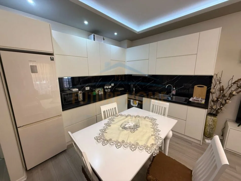 Korce, jepet me qera apartament 1+1+Ballkon Kati 7, 60 m² 400 € (Terminali, Korçë)