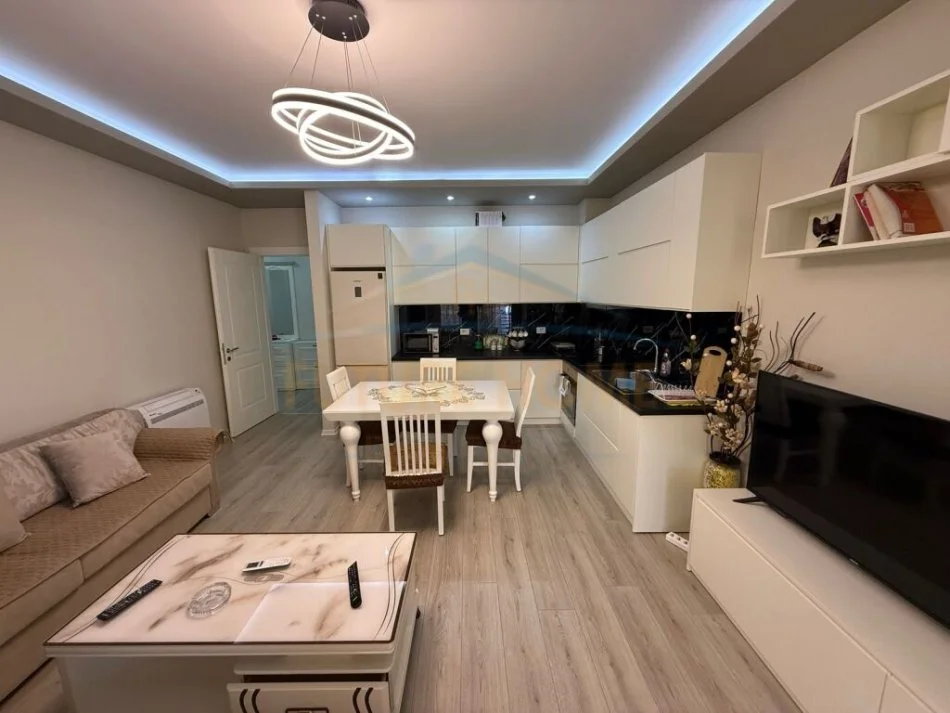 Korce, jepet me qera apartament 1+1+Ballkon Kati 7, 60 m² 400 € (Terminali, Korçë)