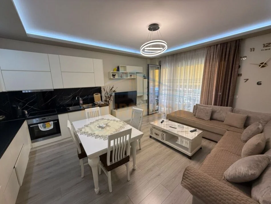 Korce, jepet me qera apartament 1+1+Ballkon Kati 7, 60 m² 400 € (Terminali, Korçë)