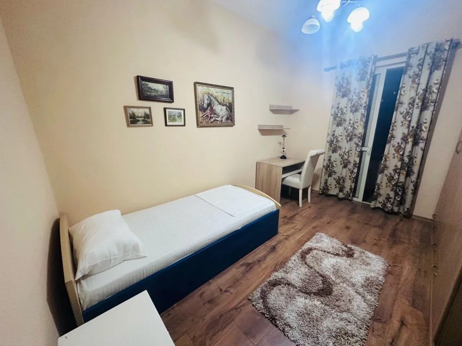 Tirane, jepet me qera apartament 2+1+Ballkon Kati 4, 87 m² 500 € (21 Dhjetori)