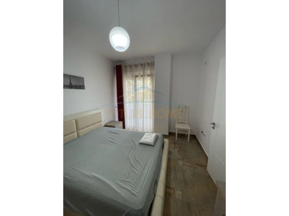 Tirane, jepet me qera apartament 1+1+Ballkon+2 Poste Parkimi, Kati 1, 500 € (Liqeni i Thate)