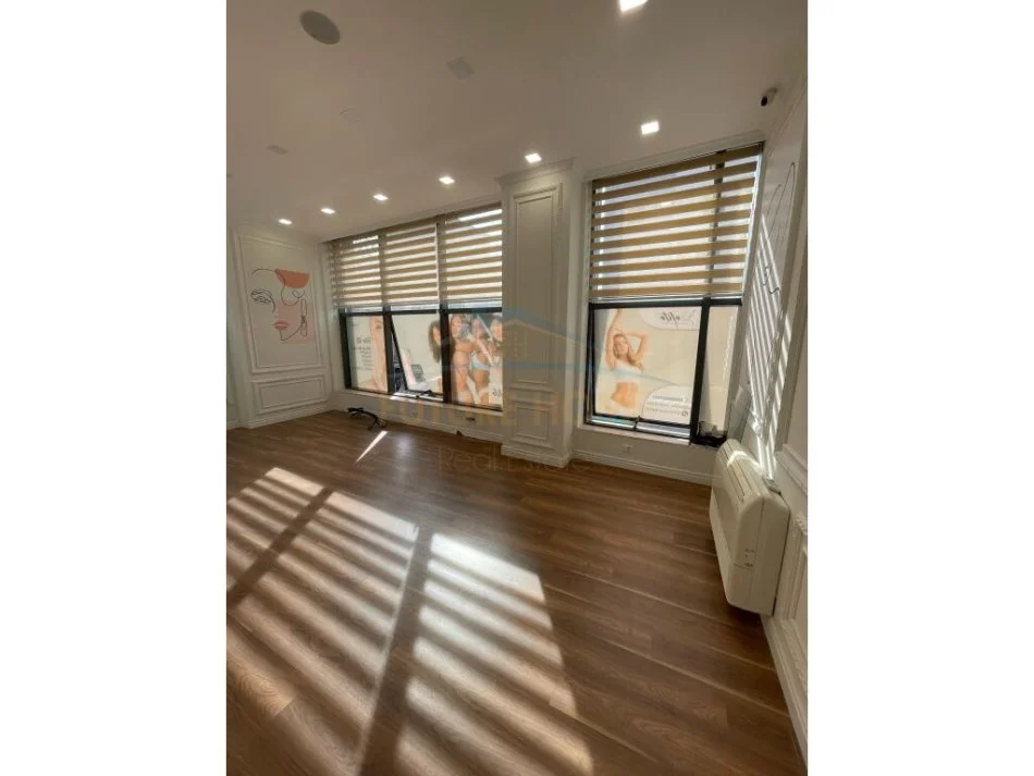 Tirane, jepet me qera zyre Kati 1, 68 m² 700 € (Myslym Shyri)