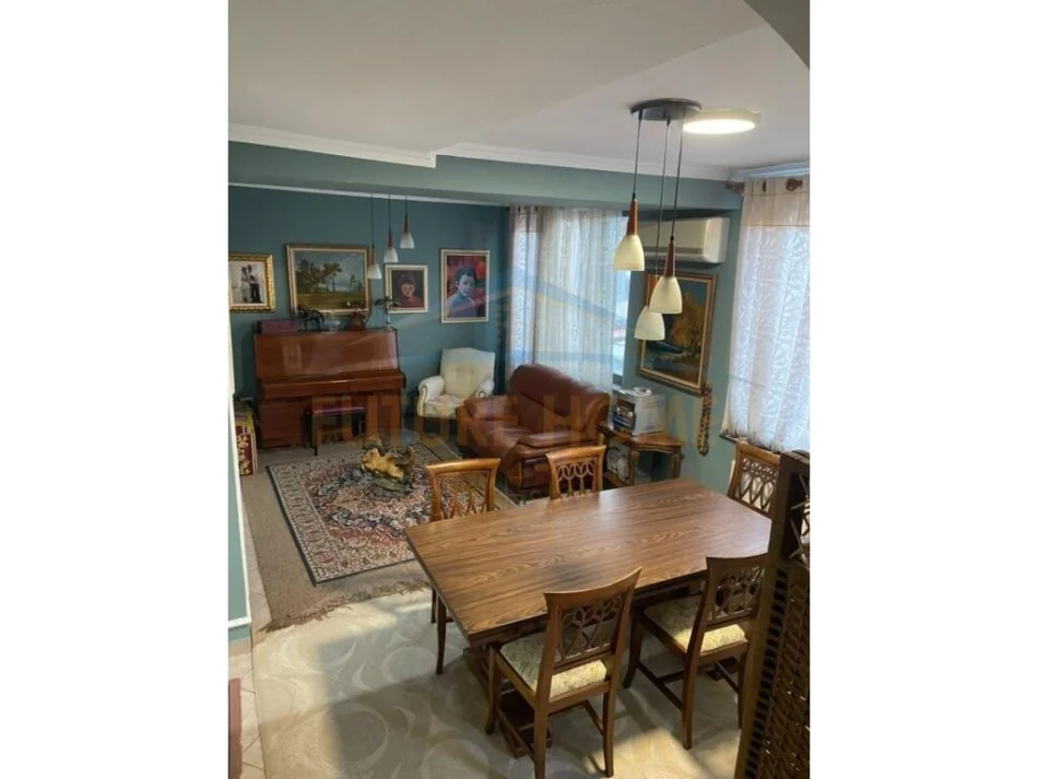 Tirane, jepet me qera apartament duplex 3+1 Kati 2, 200 m² 1.000 € 