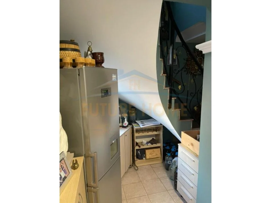 Tirane, jepet me qera apartament duplex 3+1 Kati 2, 200 m² 1.000 € 