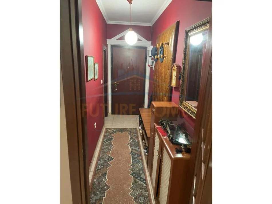 Tirane, jepet me qera apartament duplex 3+1 Kati 2, 200 m² 1.000 € 