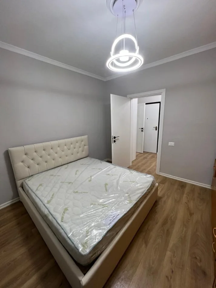 Tirane, jepet me qera apartament 1+1+Ballkon Kati 7, 67 m² 700 € (Komuna e Parisit)