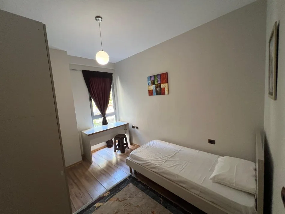 Tirane, jepet me qera apartament 2+1+Ballkon Kati 2, 850 € (Myslym Shyri)
