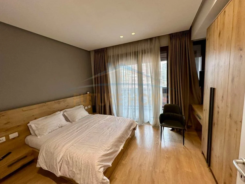 Shiten 3 apartamente 1+1+2 Poste Parkimi, Rruga e Barrikadave, Qender. UNA50347